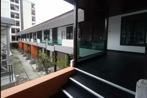 widok z balkonu budynku w obiekcie หอพัก ทูเอ็มเพลส 2M Place Apartment w mieście Ban Khlong Nung