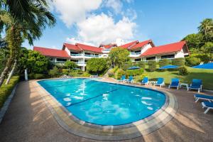 Majoituspaikassa Pen Villa Hotel, Surin Beach - SHA Extra Plus tai sen lähellä sijaitseva uima-allas