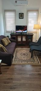 un soggiorno con un divano e un tavolo di Citra Cottage Homestay a Sungai Petani Altre 19 foto
