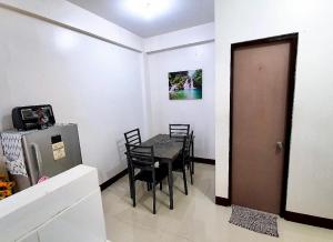 uma sala de jantar com uma mesa e cadeiras e uma porta em Kaitleen Home Stay Door 3 em Tacloban
