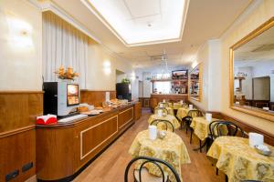 En restaurant eller et andet spisested på Hotel Marco Polo Rome