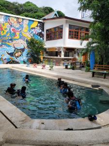 Bazén v ubytování Dragon Dive Komodo Dive Resort nebo v jeho okolí