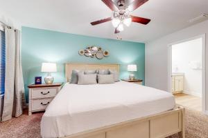 una camera con letto e ventilatore a soffitto di Sunshine's Sanctuary a Panama City Beach