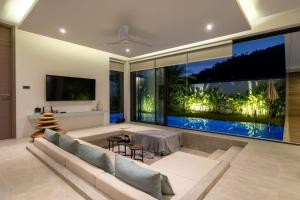สระว่ายน้ำที่อยู่ใกล้ ๆ หรือใน Labriz Ocean Villa Plus - Tropical Modern Living