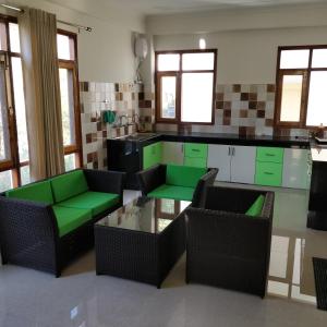Istumisnurk majutusasutuses Pranav Homes - An idyllic abode with a picturesque view