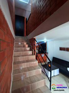 eine Treppe in einem Gebäude mit Ziegelwand in der Unterkunft CASA ARMONIA SALENTO in Salento