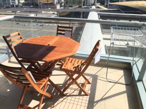 Балкон или терраса в Newly furnished One Bedroom Apartment next to Metro & Beach in Marina Residence