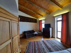 TV a/nebo společenská místnost v ubytování Hotel Mirhav