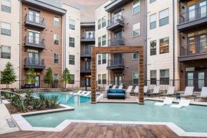 a swimming pool in a apartment building with a swimming pool at Luxury Studio near DT Fort Worth in Fort Worth