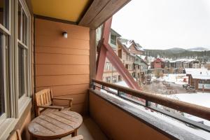 einen Balkon mit einem Stuhl und Stadtblick in der Unterkunft Large Zephyr Mountain Lodge condo with fireplace and Village Views condo in Winter Park