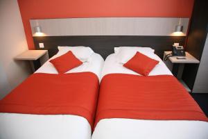 Postel nebo postele na pokoji v ubytování Logis Hôtel- Restaurant La Renaissance