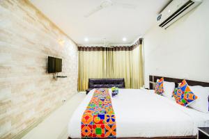 Un dormitorio con una cama y un televisor. en FabHotel Pride Inn - Nr TCS Deccan Park, Hitech City, en Hyderabad 20 fotos más