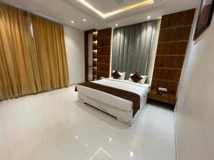 1 dormitorio con 1 cama grande en una habitación en Maheshwari jalsa, en Kota