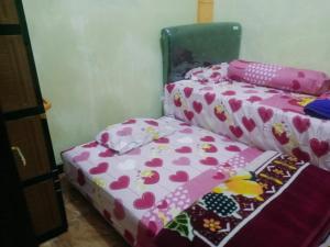 Una cama o camas en una habitación de Full house Aqiela syariah