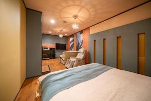 Tempat tidur dalam kamar di 飛騨高山 ホテル デリッシュ