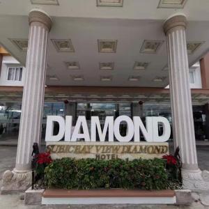una señal frente a un edificio con columnas en Subic Bay View Diamond Hotel en Olongapo