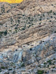 a village on the side of a mountain at the suwgra-Al-Jabal Al-Akdar in Sūkirah