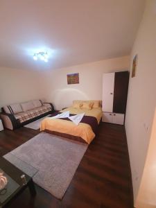 Dormitorio pequeño con cama y nevera en Casa din Deal Isverna Mehedinți en Turtaba