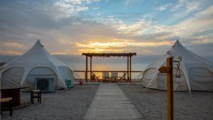 Východ nebo západ slunce při pohledu z luxury tent nebo okolí