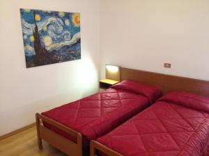 a bedroom with a bed and a painting on the wall at Hotel Caprera in Venice