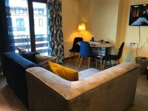 巴库里阿尼Crystalville Apartment 542的客厅里有一张沙发和一张桌子。