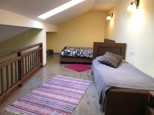 1 dormitorio con 2 camas y alfombra en el suelo en Crystalville Apartment 542, en Bakuriani