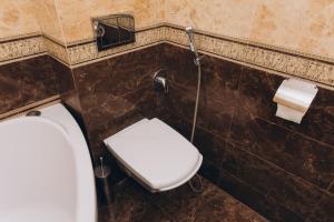 ein Bad mit WC in einem Zimmer in der Unterkunft VIP Харьковская in Sumy