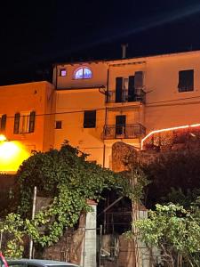 a building with a window on the side of it at B&B Piccolo Paradiso in Finale Ligure