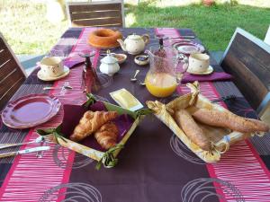 una mesa de picnic con pastas y zumo de naranja. en Villa Elysae, en Mougins