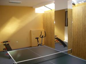 Stolní tenis v ubytování Apartament Fantasy Hisarya nebo okolí