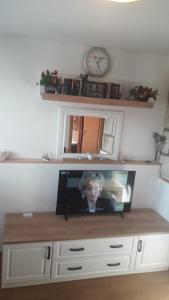En tv och/eller ett underhållningssystem på Apartments Raguz