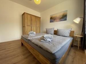 um quarto com uma cama com toalhas em Haus Jahreszeiten em Binz