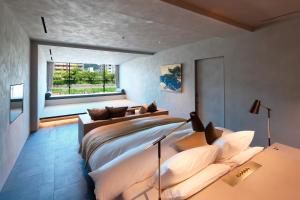 Giommachi的住宿－SGR鴨川，一间卧室设有两张床和大窗户