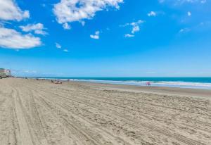 una playa con gente en la arena y el océano en South Bay INN en Myrtle Beach