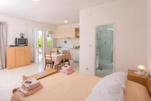 ツァヴタットにあるApartments Miljan Popovicのベッドのある寝室とテーブルのあるキッチン +24枚の写真