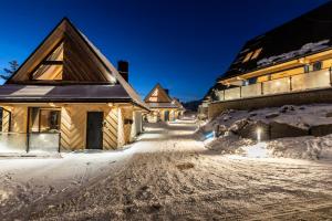 Obiekt Czarne Wierchy jacuzzi - Luxury Chalets Kościelisko zimą