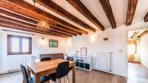 a dining room with a wooden table and chairs at Residenza Al Mercato Grand Canal in Venice +13 photos