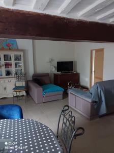 uma sala de estar com uma cama e um sofá em petite maison de ville toute équipée em Château-Renard