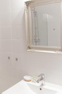 Koupelna v ubytování Apartamenty Plac Kolegiacki