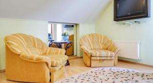 TV a/nebo společenská místnost v ubytování Pearl Mini-Hotel