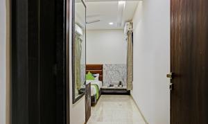 A bathroom at Hotel Yuvraj Palace
