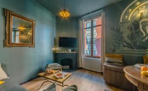 a living room with a couch and a fireplace at Papagayo, appartement halles et côte des basques in Biarritz
