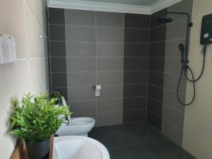 une salle de bain avec douche et toilettes dans l'établissement Bali Paradise Cottage, à Kampung Tumbuk Pantai 7 autres photos