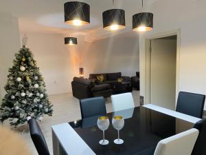 uma sala de estar com uma árvore de Natal e uma mesa em GOLD LUXURY APARTMENT em Kumanovo