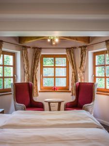 sypialnia z 2 łóżkami, 2 krzesłami i stołem w obiekcie Fährhauslodges Natur in Sicht w mieście Norden