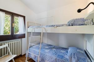 - une chambre avec 2 lits superposés et une fenêtre dans l'établissement Terrazza Torri del Benaco, à Torri del Benaco