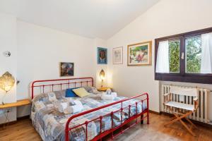 - une chambre avec un lit, un bureau et une fenêtre dans l'établissement Terrazza Torri del Benaco, à Torri del Benaco
