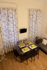ein Wohnzimmer mit einem Tisch, Stühlen und einem Sofa in der Unterkunft La Stella di Budapest in Budapest