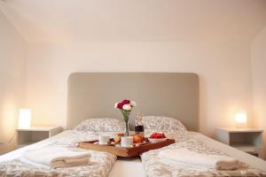 Posteľ alebo postele v izbe v ubytovaní Villa Stone Pearl with heated swimming pool