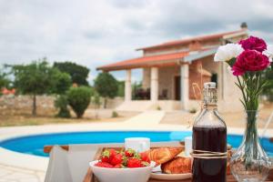 Bazén v ubytovaní Villa Stone Pearl with heated swimming pool alebo v jeho blízkosti